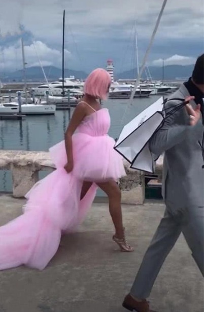 摄像师|黑妹子穿“芭比粉”拍婚纱照,现场照片黑成碳,成片却惊艳众人