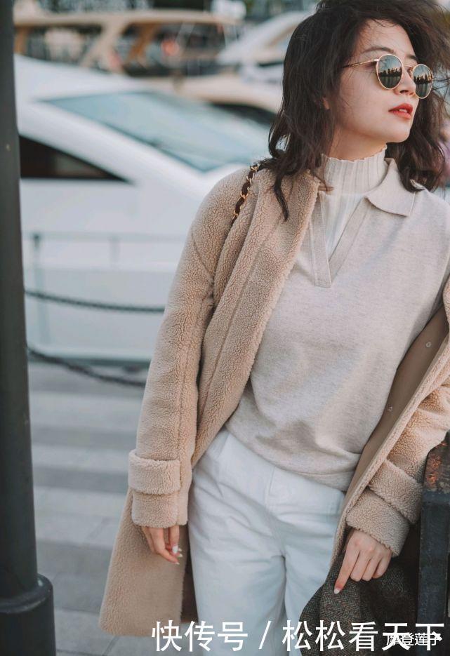时尚|跟着时尚博主学穿搭,毛茸茸的卡其色外套配白裤,温柔简约又时尚