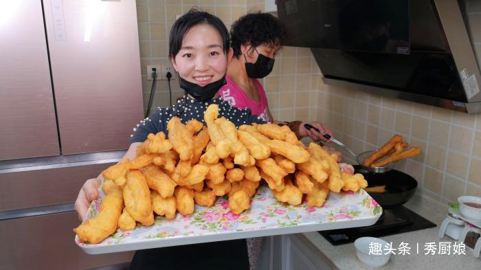 炸油条时，有人加鸡蛋，有人加泡打粉，其实都不对，教你正确做法