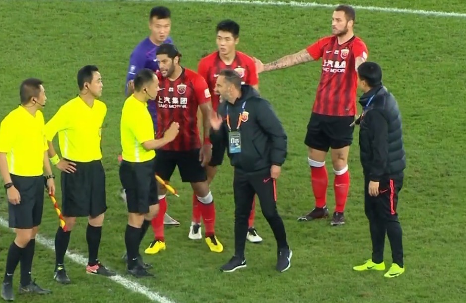 中超|中超神奇一幕比赛结束主裁向上天祷告!被上港主帅追着“打脸”