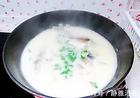 鱼腥味|不管炖哪种鱼,都不要加这“2种料”否则鱼汤不白不鲜还很腥!