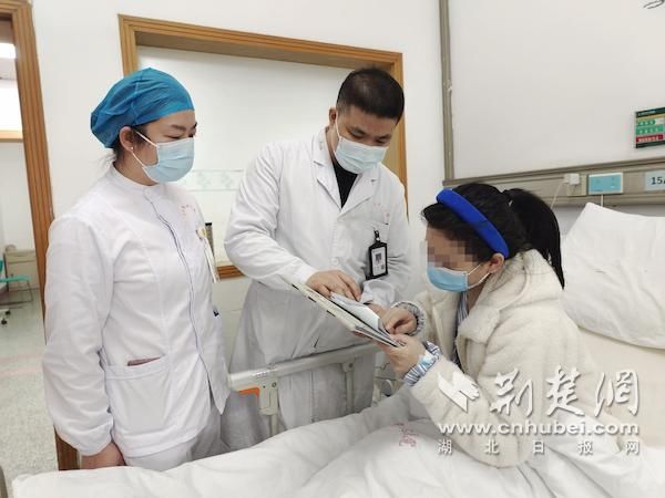 武汉市中心医院|暖心！聋哑患者做手术沟通受阻 医护纸笔“交谈”写满20多页纸