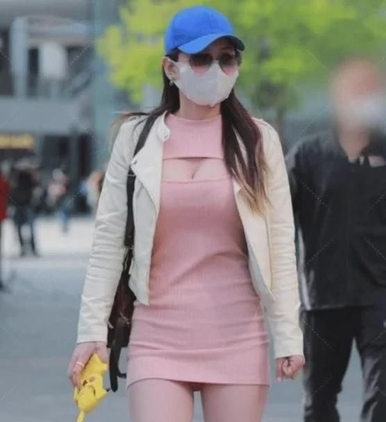 小姐姐|粉红色的包臀裙,让看起来肉肉的她,展现不一样的青春活力