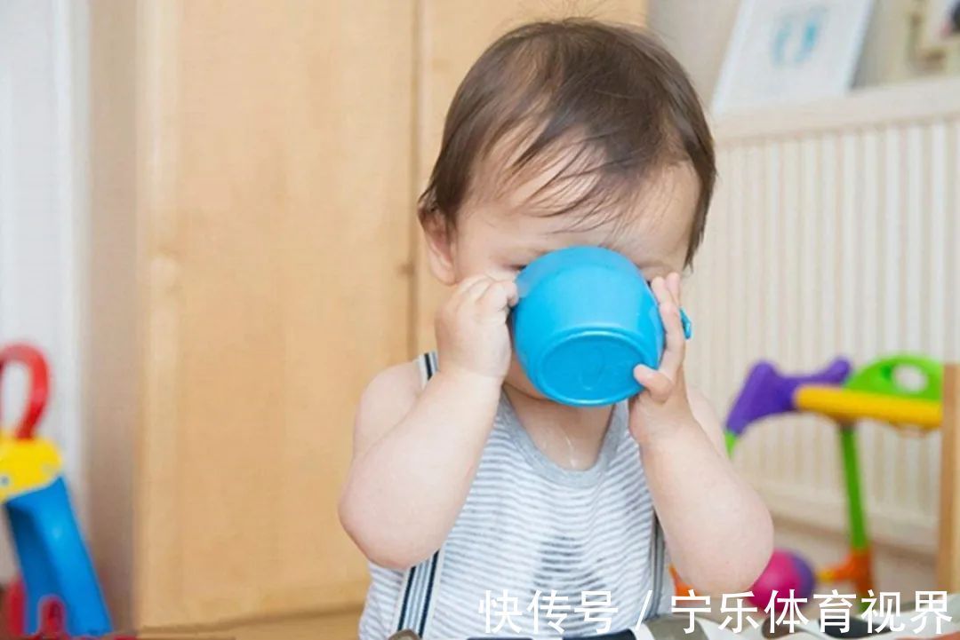 不良习惯|孩子嘴唇干裂、起皮还出血怎么办?医生教你正确护理,比喝水管用