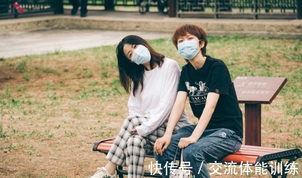 旧照|双金得主杨倩晒旧照秀美颜!戴墨镜巨星范十足,明星脸真藏不住啦!