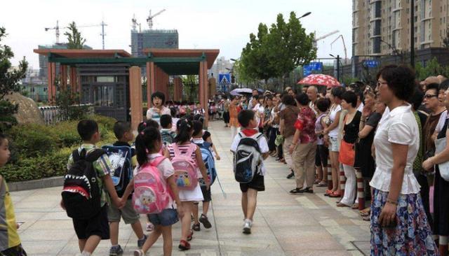 妈妈们|中国幼儿园门口是“睡衣妈妈”，日本幼儿园门口堪比“选美大赛”
