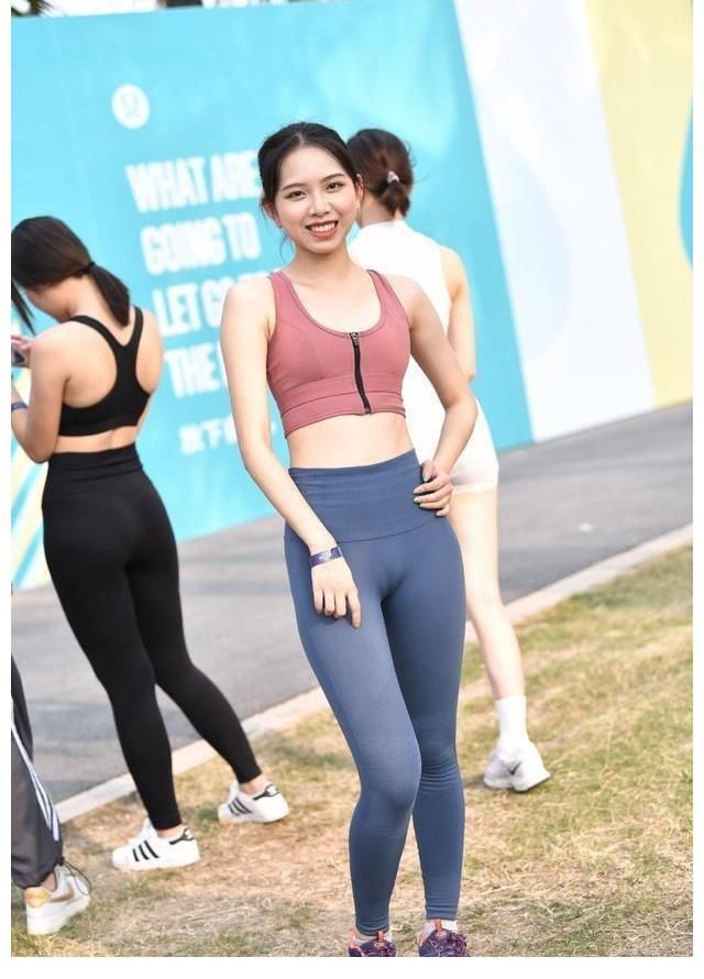 瑜伽裤|美女钟爱“瑜伽服”，娇小可爱显身材