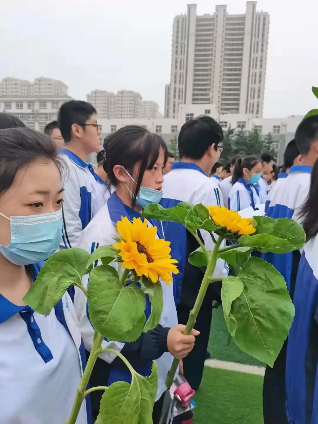 大众网|孩子中考，爸妈“嗨了”！最精彩的画面，都在这了……