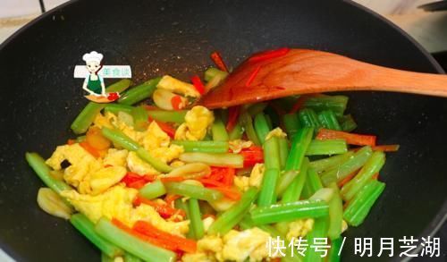 焯水|炒芹菜时,先焯水或直接炒都不对,牢记三个技巧,芹菜脆嫩不塞牙