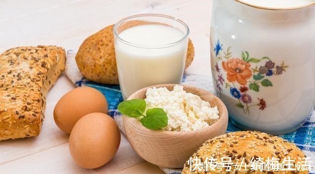 du水煮蛋，用清水煮那是“外行”，水中多加这两样，鸡蛋又鲜又嫩