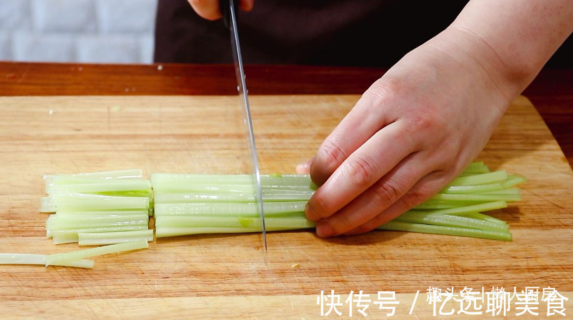 小段|夏天我家就爱这样吃包菜,1.5元一个包菜,人人都吃得起