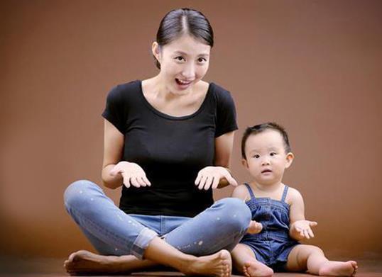 高配版|宝宝模仿“不倒翁小姐姐”,表情到位,网友:一看就是高配版