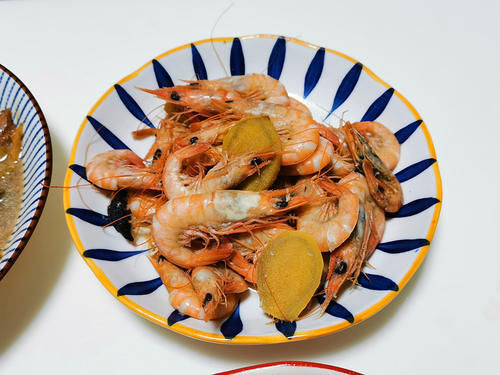 女儿闺蜜来家吃饭，爸妈动手做了4道家常菜，2个孩子夸赞太香了