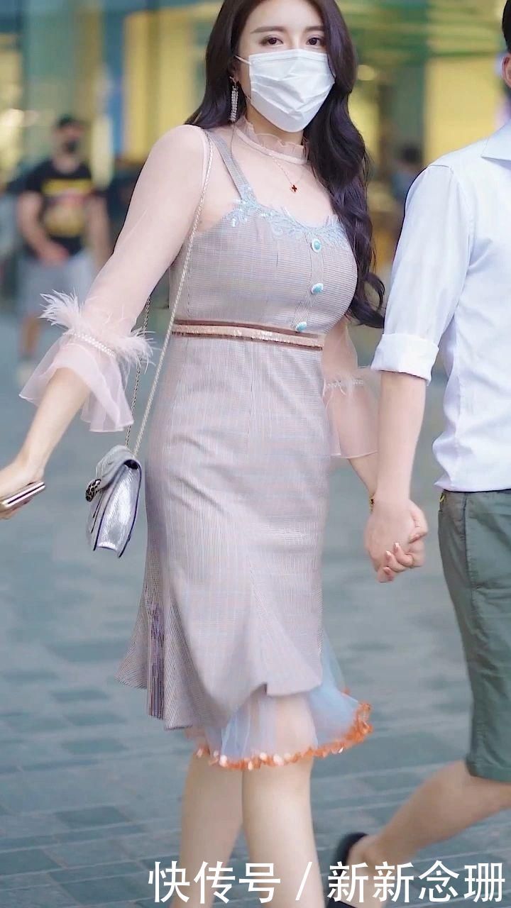 超衬御姐风,一条粉色轻纱打底裙,尽显成熟的魅力