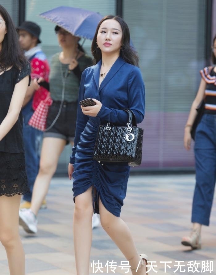 彰显|宝蓝色及膝裙,彰显高贵美