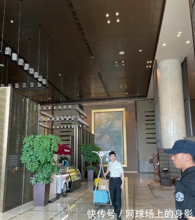 综艺节目|《中餐厅》正式开录,姚安娜丁真黄晓明等人现身,碰撞出别样火花!