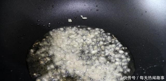 1根茄子,一块猪肉,这是茄子肉末焖面的做法,真好吃