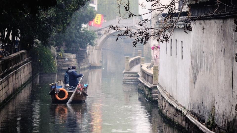 江南六大古镇，江苏浙江各占一半，究竟哪个省的古镇更值得一游？