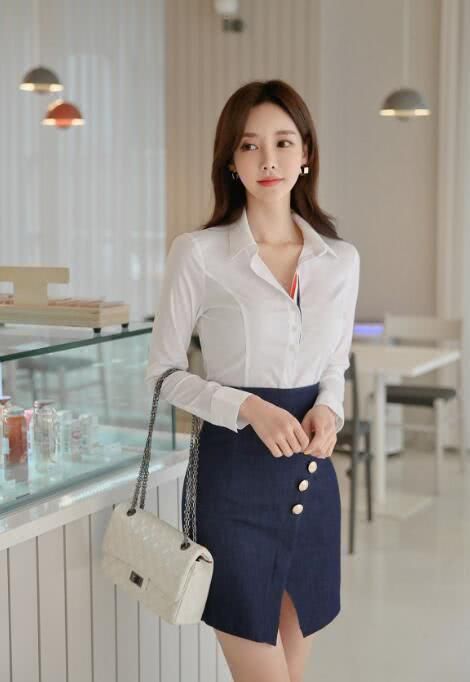 孙允珠一身职场造型，裙子这么“飒”，不怕晃到谁