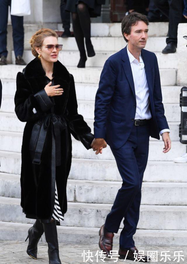 首饰|LV太子妃亮相自家秀,和丈夫牵手超恩爱,金首饰难遮仙气