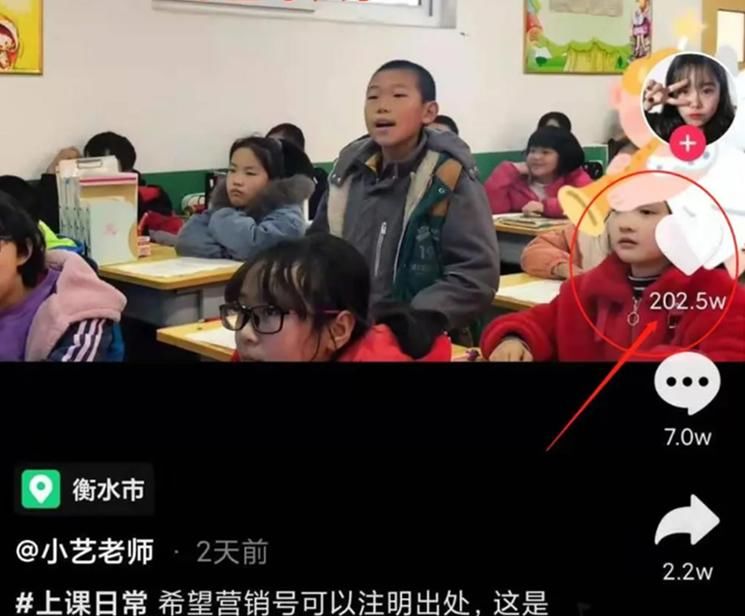  情景|李玉刚称赞唱《游山恋》的小学生，并表示想到自己小时候唱歌的情景