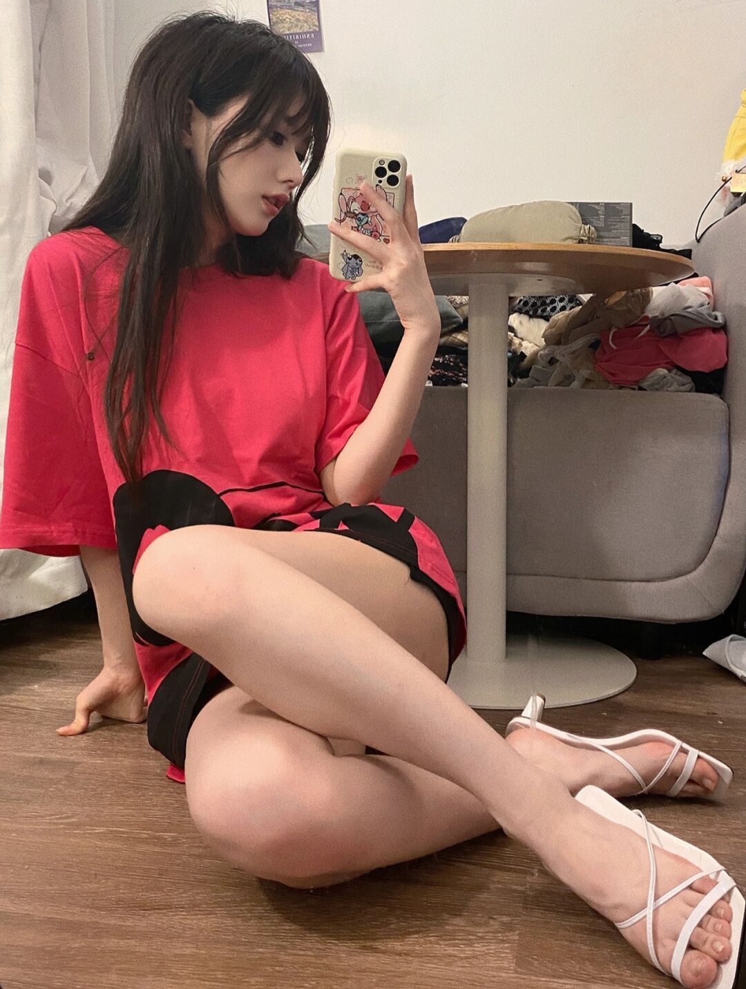 短袖 沉鱼落雁美女: 一件红色短袖, 青春靓丽