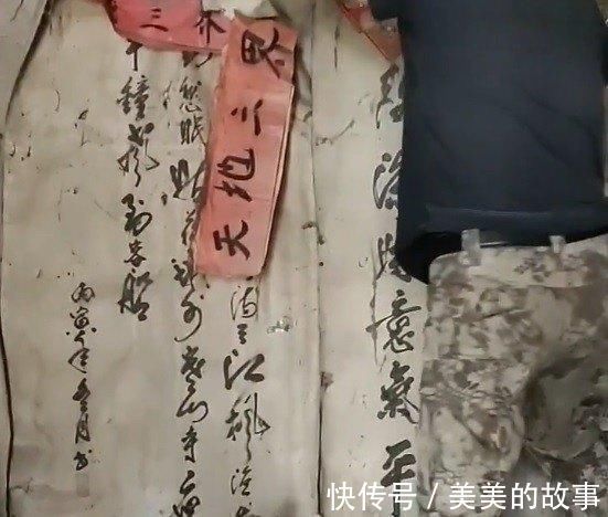 书法爱好者!农村破庙发现好书法,年轻人不懂规矩,拿下来时犯了一个错误