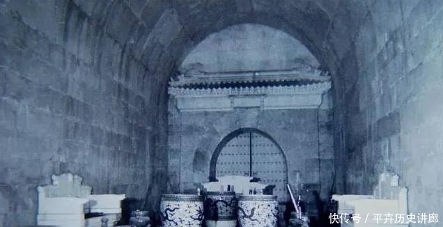 万历|老照片再现定陵发掘:图6提取皇冠,图9万历皇帝的遗骸姿势很怪异