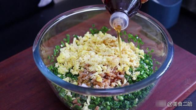 面团|烙锅贴时，别直接用面粉、淀粉水了，多放1样食材，好吃到爆炸