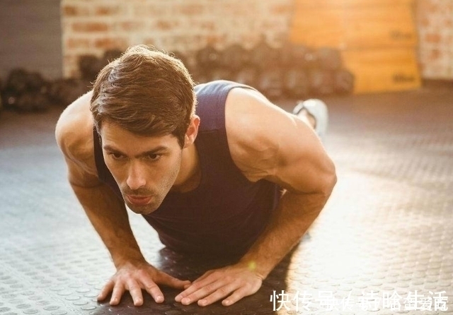 做俯卧撑|俯卧撑个数，或决定你的健康状况，你一次性能做几个，不妨自测下
