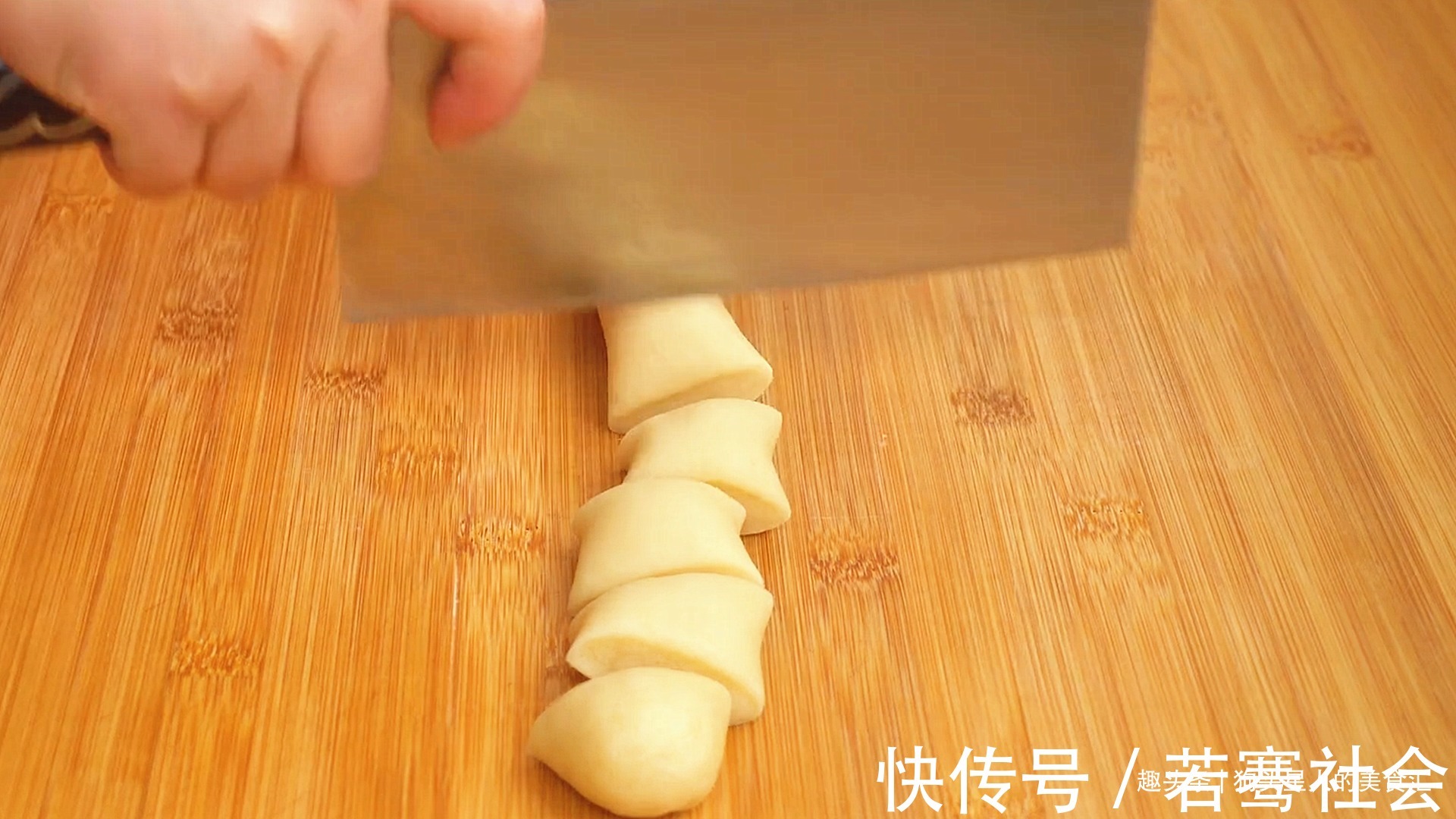 绿豆|自制绿豆饼，不用酥皮不用烤箱，皮薄馅大，清甜不油腻，太香了