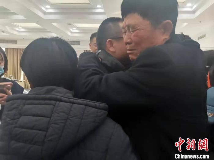 家庭|迟到35年的拥抱：浙江两地警方助力失散家庭团圆