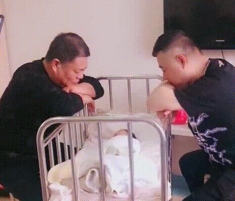 家里“独苗”降生后，爷爷与姥爷凝视半个小时，网友这是照片吧