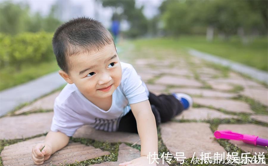 伤害|孩子摔倒，父母要不要不理会？你的行为可能正在伤害他们