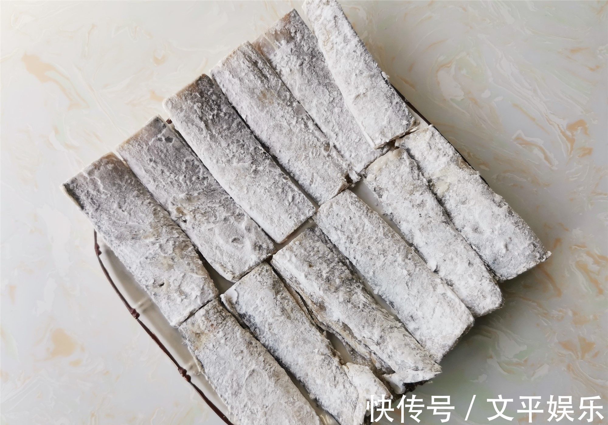 金黄|干炸带鱼的家常做法,简单实用,带鱼金黄酥香,吃的鱼刺都不剩