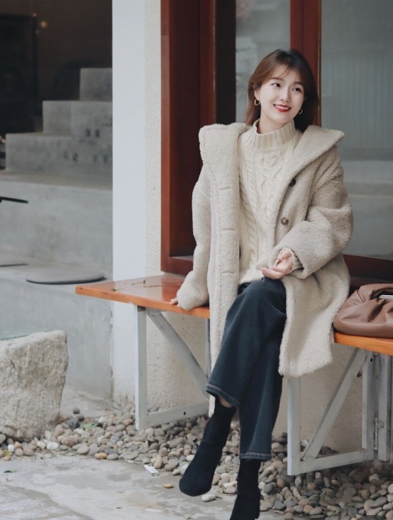 大衣 秋冬衣服别乱买,常备“高领衫”,搭配大衣、羽绒服都洋气