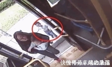 两岁宝宝太胆大,家人在为他担心,他却钓着奶瓶自己去旅游了