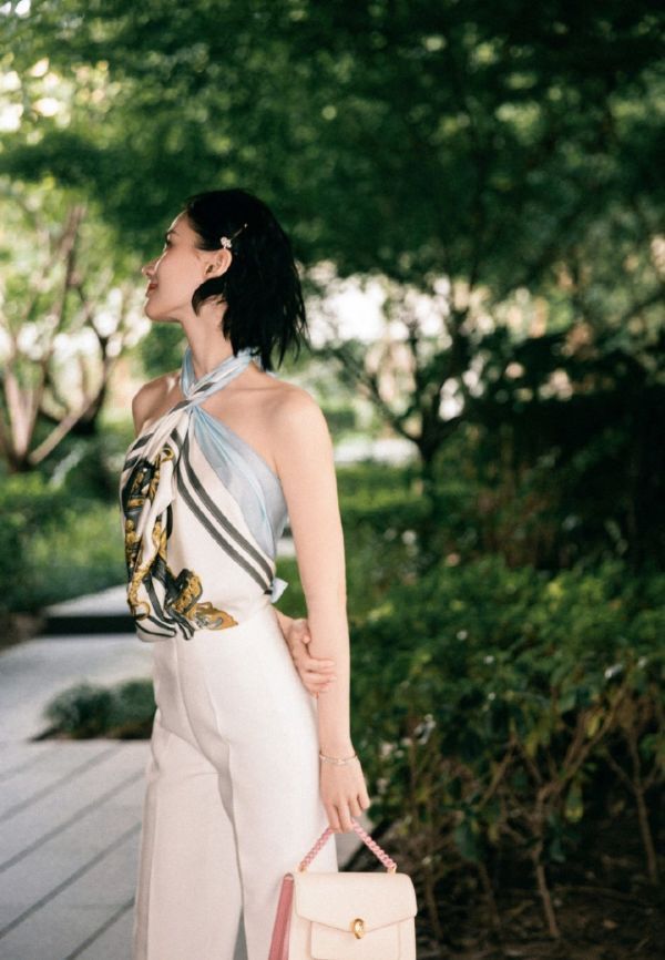 连体裤|何超莲穿衣真“大胆”,丝巾直接当挂脖上衣性感迷人,又美出圈了