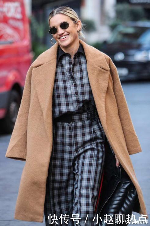 女人过了45岁,买大衣尽量避开这4种廉价色,俗气显老谁穿谁丑