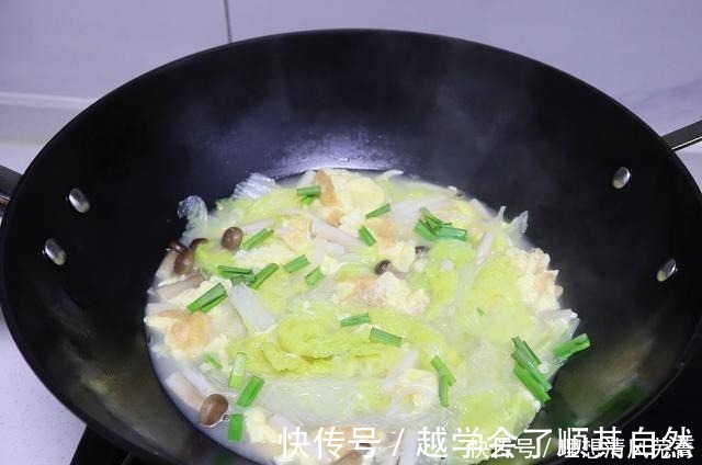 蟹味菇|天冷后，我家就爱吃这菜，热气腾腾端上桌，吃完全身暖和和的