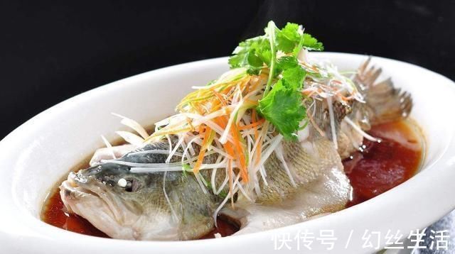 白醋|清蒸鲈鱼时，蒸锅中加点“它”，蒸出的鲈鱼鲜嫩又不腥
