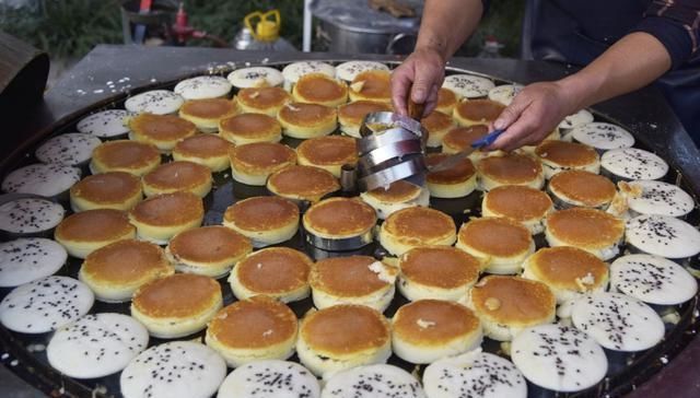 付钱|先付钱再排队,10元6个,1天1500个不够卖,顾客围堵来抢着买!