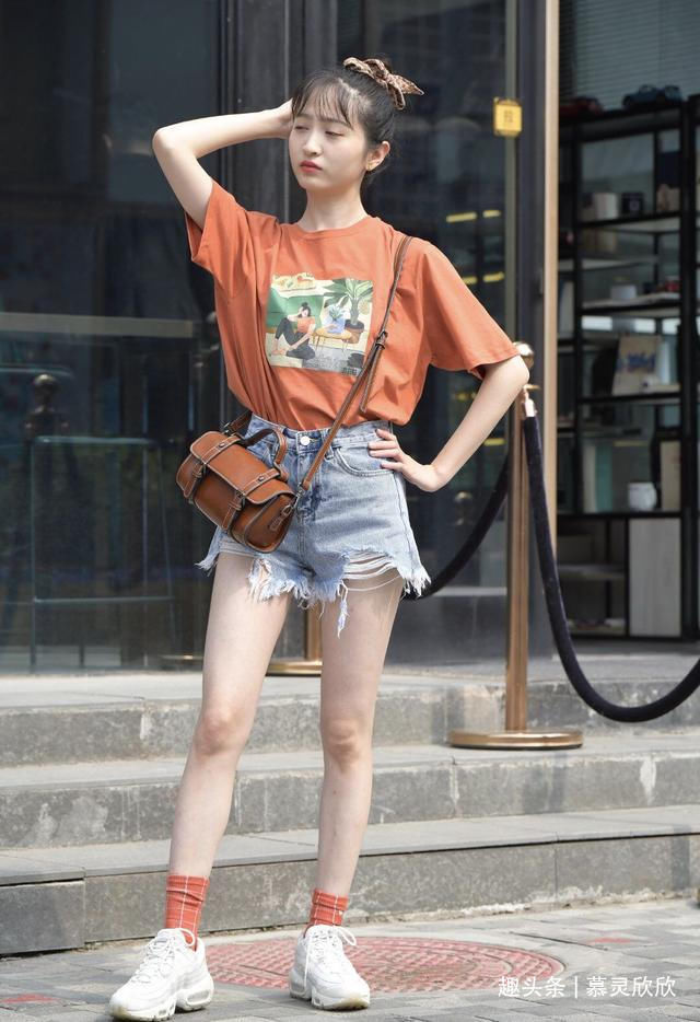街头美女的可爱造型，修身短袖+牛仔短裤，展现不一样的调皮