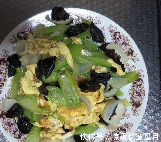 西芹|百合炒西芹，简单快手，清淡鲜美！