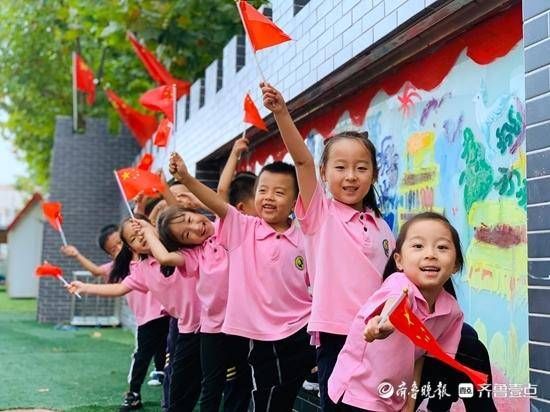 我爱你中国|东营区二幼开展我和国旗合个影主题活动