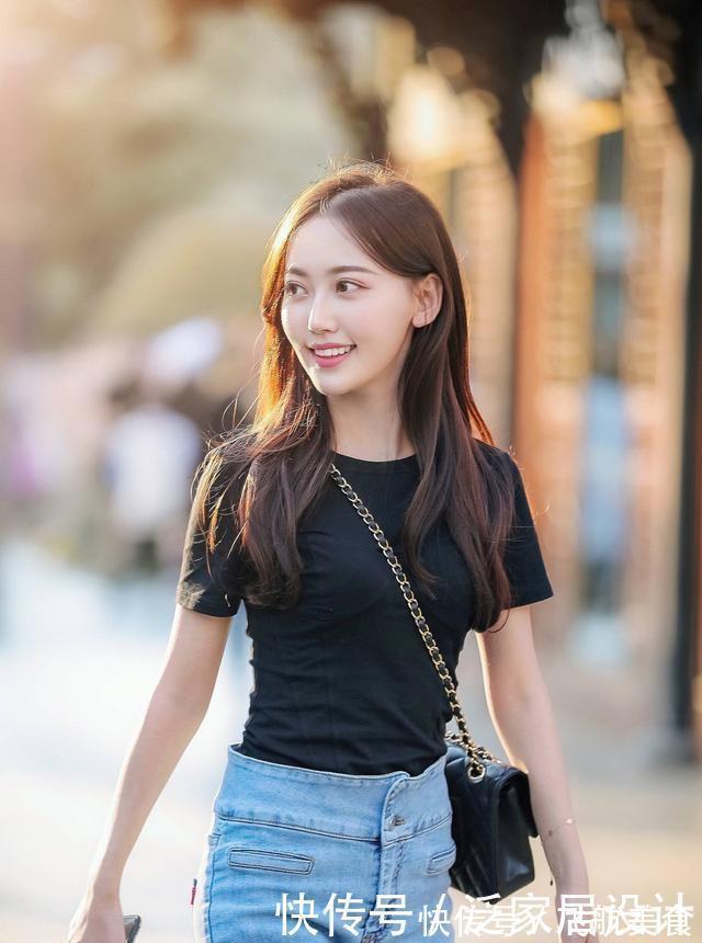 高跟鞋|黑色吊带上衣搭配蓝色紧身打底裤，性感搭配，穿出低调优雅感