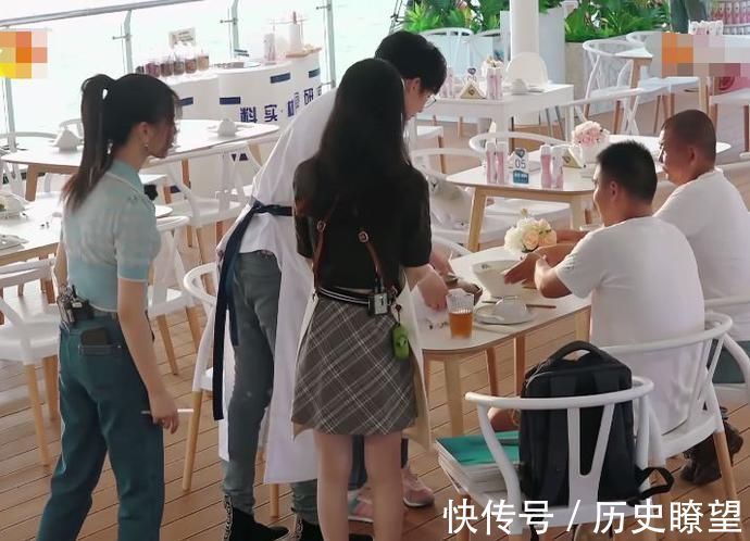 楊超越端起砂鍋準備上菜,劉宇寧發現卻立馬阻止,隨后做法太圈粉