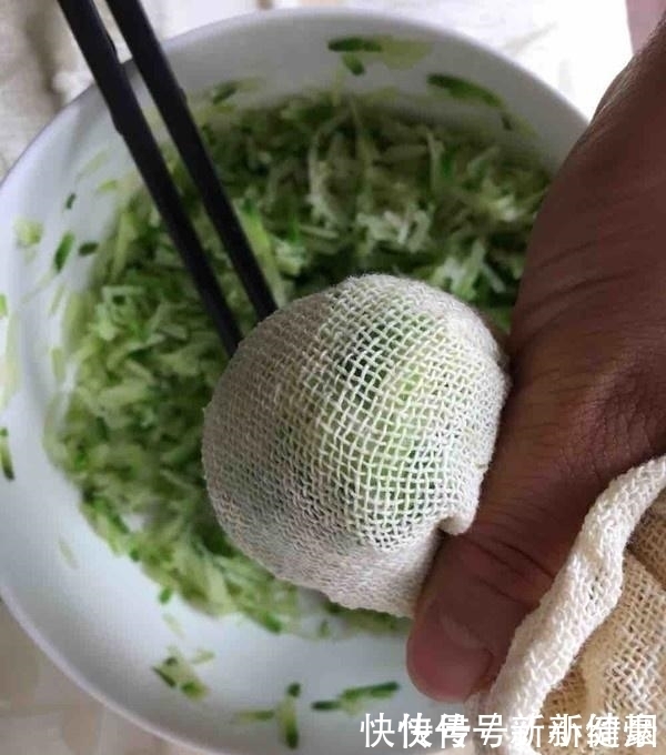 它是小人参，一元一斤，常吃润肺排毒助消化，夏月吃它正当季！