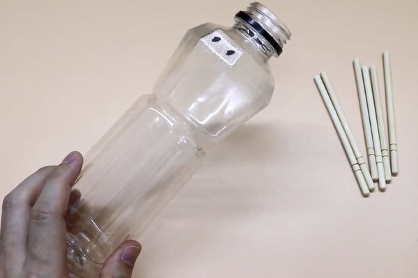塑料瓶上插几根筷子,放在家里好看又实用,赶快动手做一个吧!