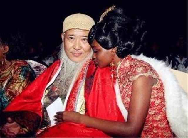 绘画@画家杨彦为激发灵感,53岁情定非洲,耗费四千万迎娶24岁黑人美女